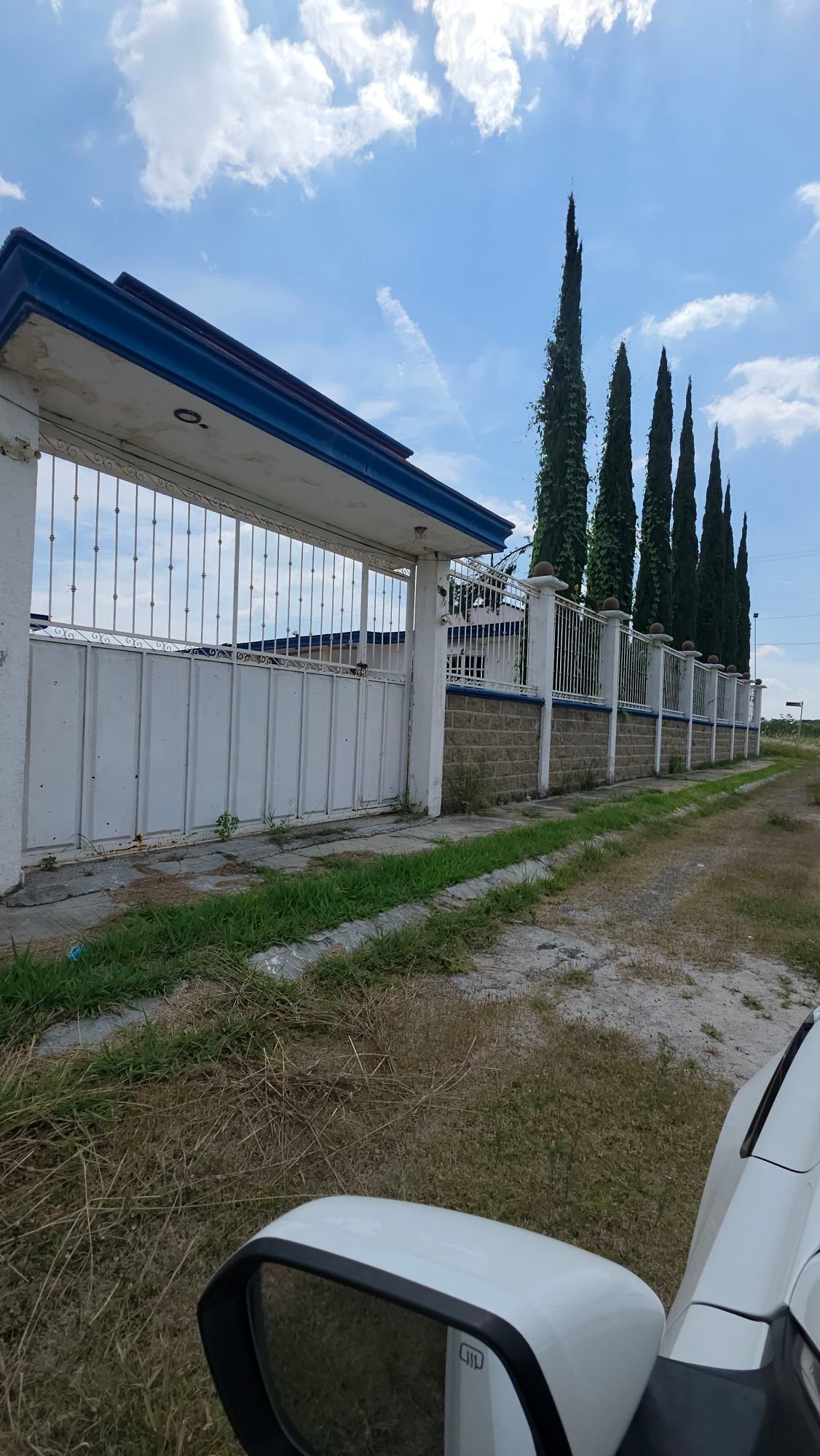 Fachada y acceso a terrenos campestres en venta en Villas del Vergel Jesús del Monte León Gto