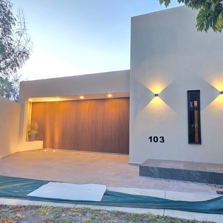 Vista atardecer de fachada de casa en venta en El Mayorazgo Privada La Gavia León Gto