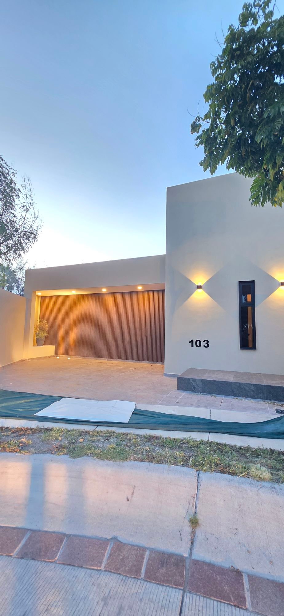Vista atardecer de fachada de casa en venta en El Mayorazgo Privada La Gavia León Gto