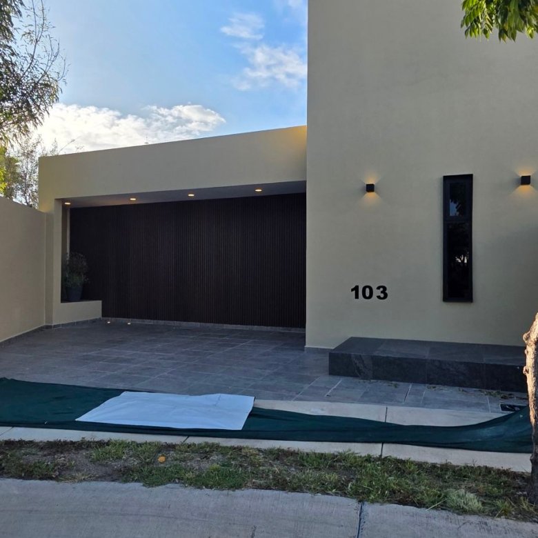 Fachada y cochera de casa en venta en El Mayorazgo Privada La Gavia León Gto