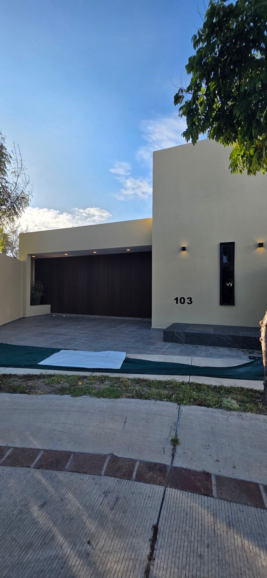 Fachada y cochera de casa en venta en El Mayorazgo Privada La Gavia León Gto