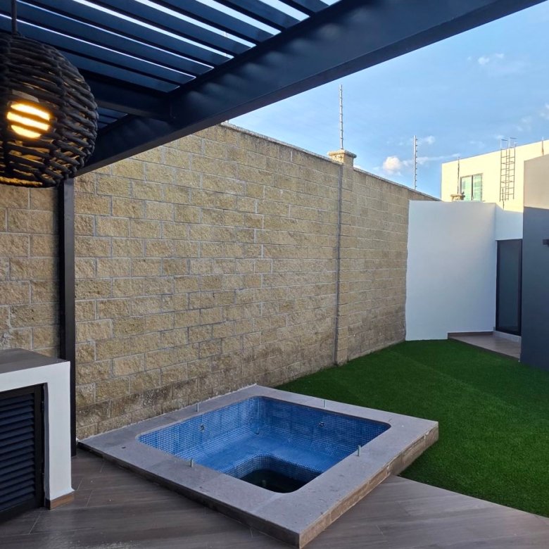 Vista de terraza con pérgola y tina de hidromasaje en casa en venta El Mayorazgo La Gavia León Gto