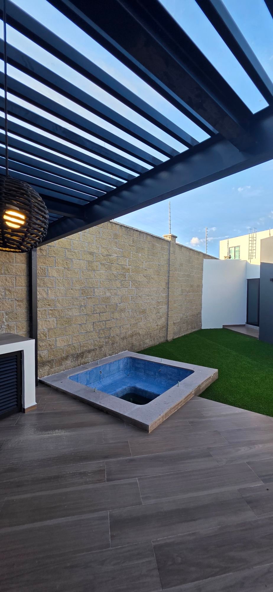 Vista de terraza con pérgola y tina de hidromasaje en casa en venta El Mayorazgo La Gavia León Gto