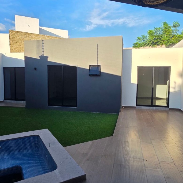 Patio y terraza con jacuzzi en casa en venta El Mayorazgo La Gavia León Gto