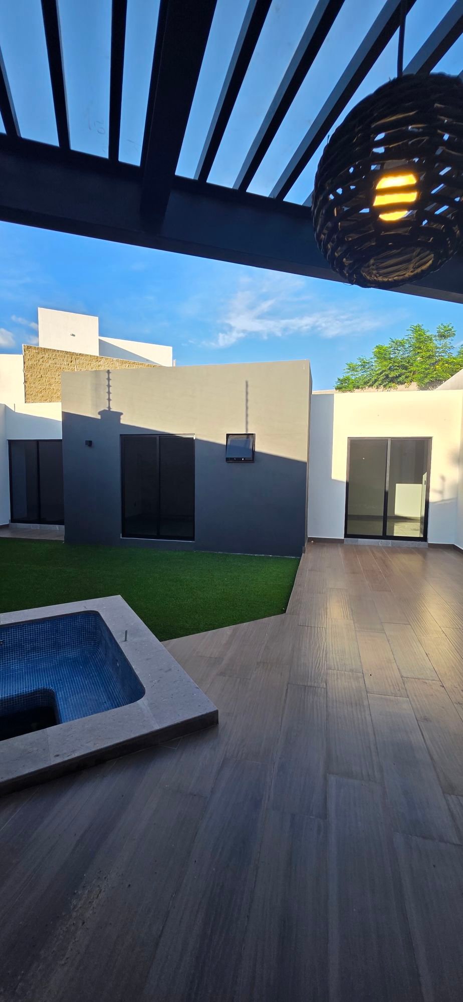 Patio y terraza con jacuzzi en casa en venta El Mayorazgo La Gavia León Gto