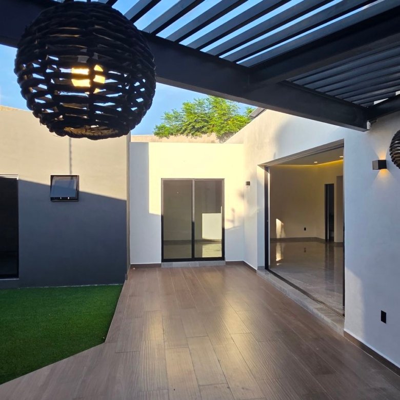 Terraza techada con pérgola en casa en venta El Mayorazgo La Gavia León Gto