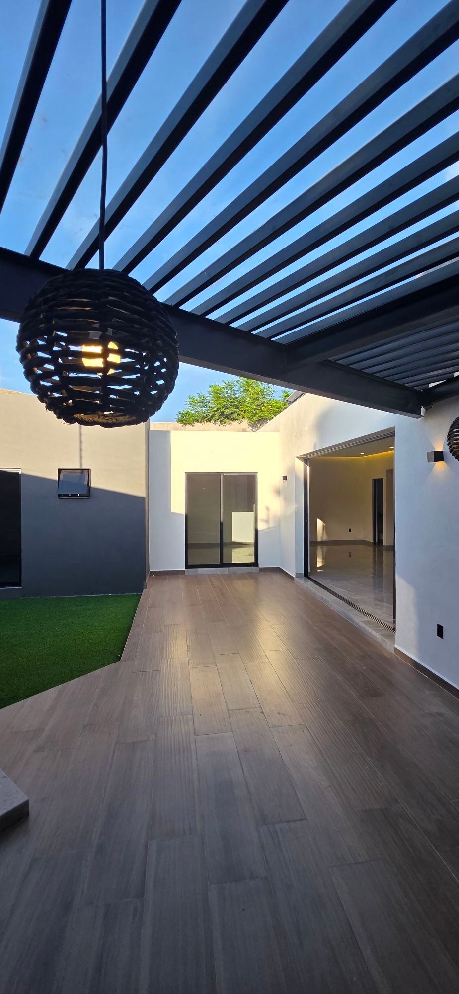 Terraza techada con pérgola en casa en venta El Mayorazgo La Gavia León Gto