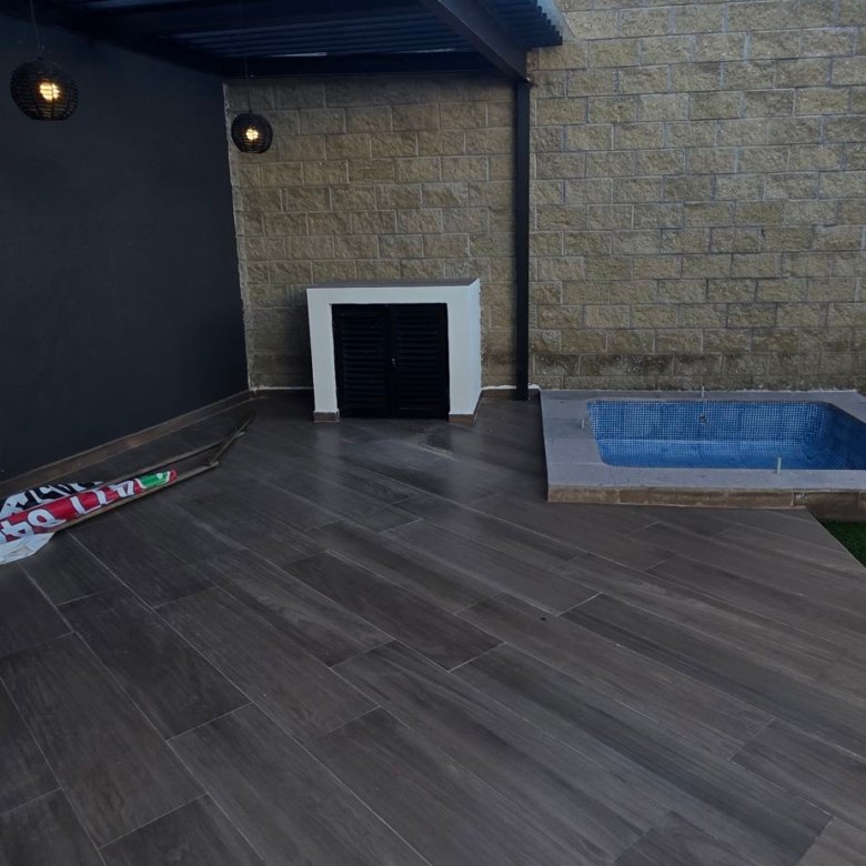 Terraza y jardín con pérgola en casa en venta El Mayorazgo La Gavia León Gto