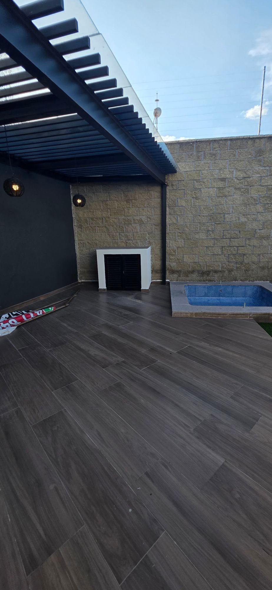 Terraza y jardín con pérgola en casa en venta El Mayorazgo La Gavia León Gto