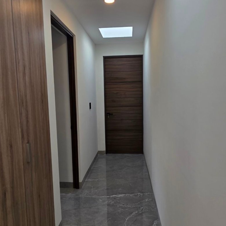 Pasillo con carpintería fina en casa en venta El Mayorazgo La Gavia León Gto