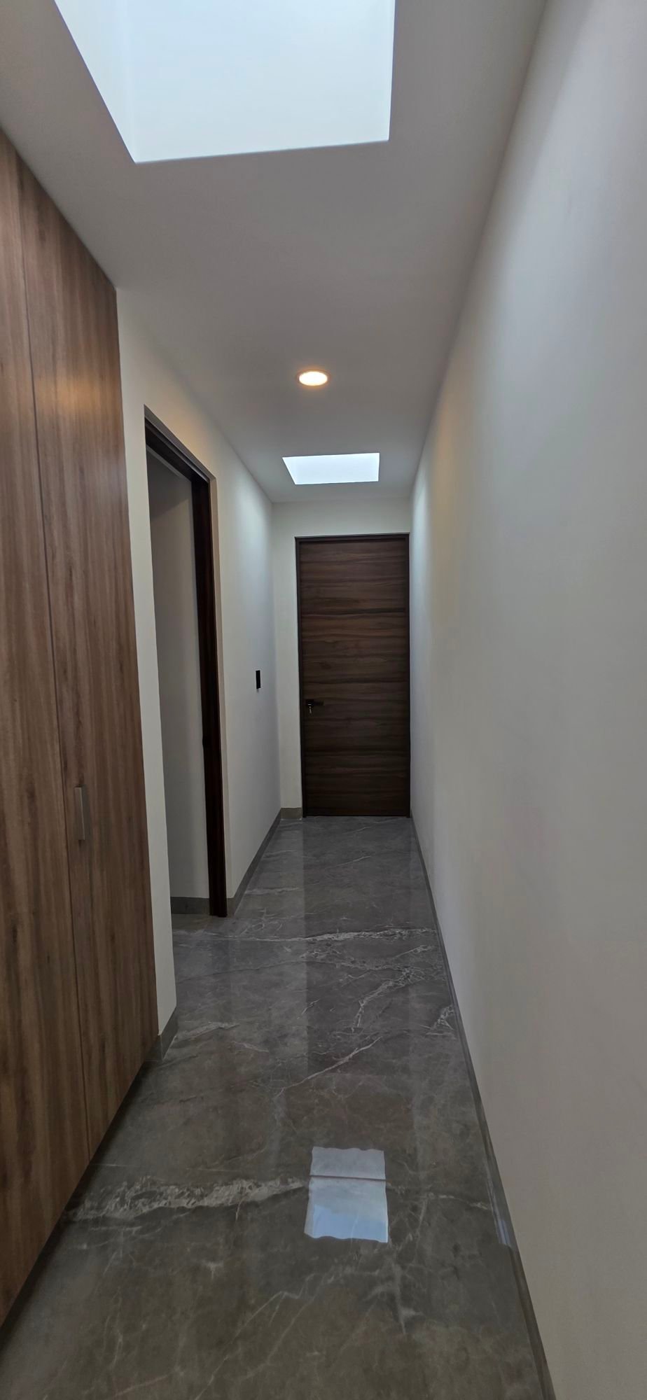 Pasillo con carpintería fina en casa en venta El Mayorazgo La Gavia León Gto