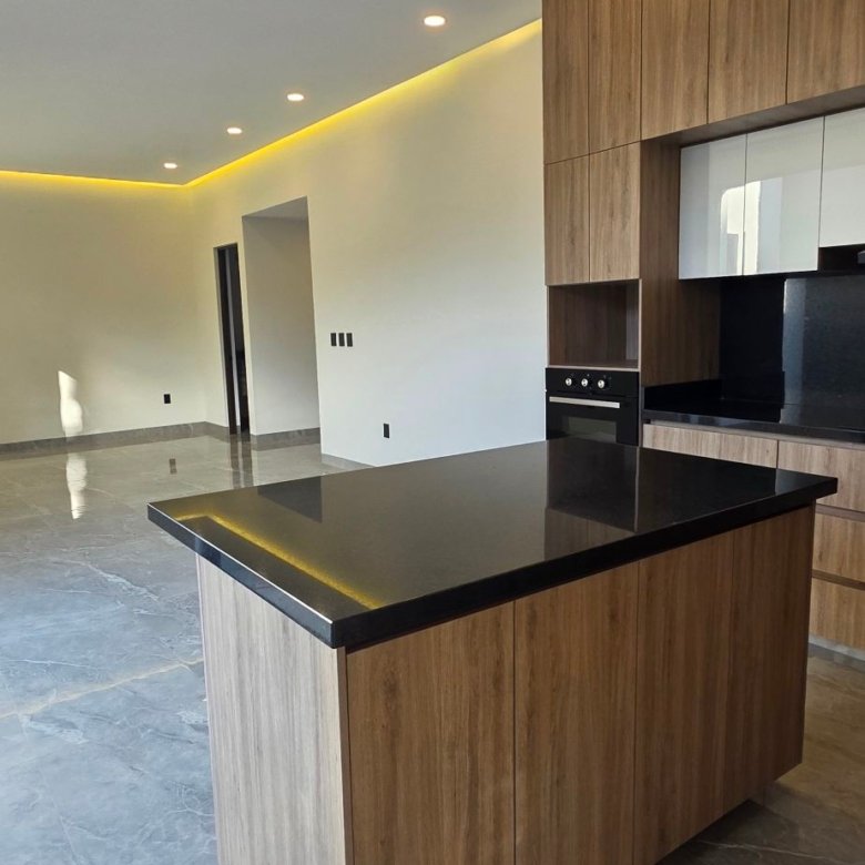 Isla de cocina moderna en casa en venta El Mayorazgo La Gavia León Gto