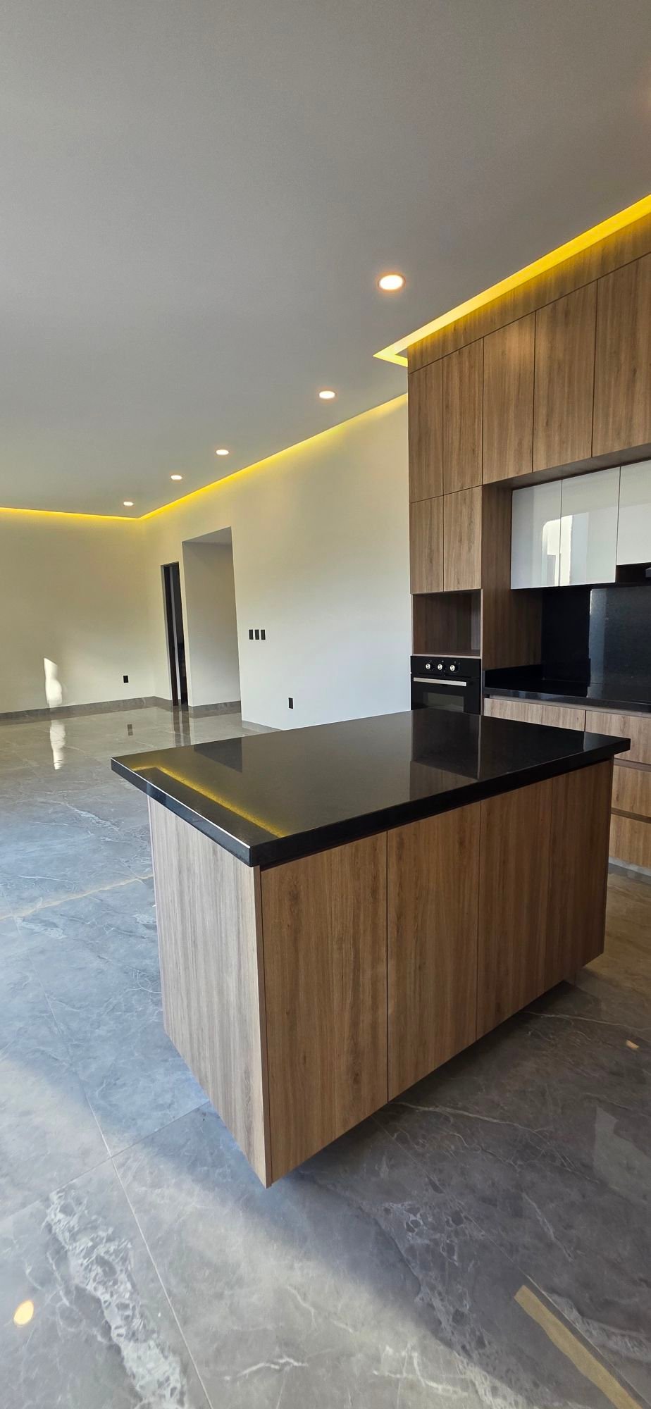 Isla de cocina moderna en casa en venta El Mayorazgo La Gavia León Gto