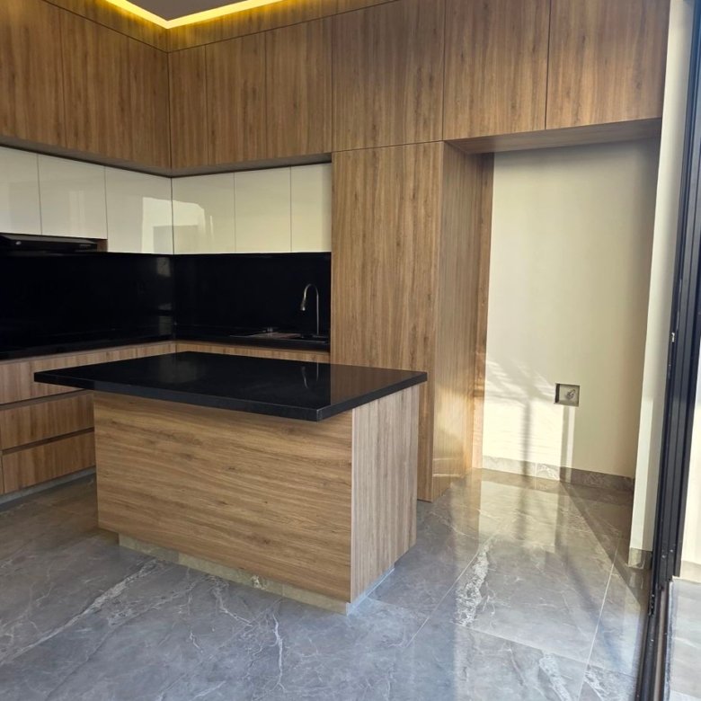 Cocina integral moderna con isla y acabados de madera en casa en venta El Mayorazgo La Gavia León Gto