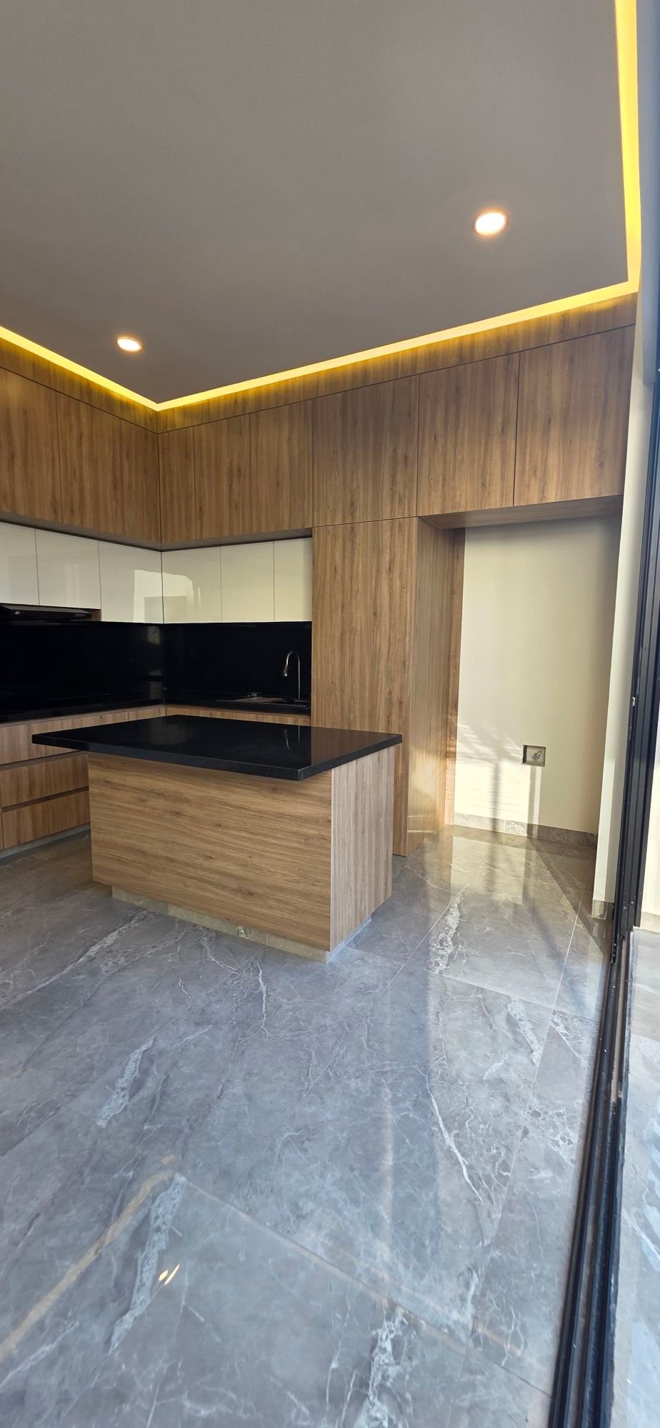Cocina integral moderna con isla y acabados de madera en casa en venta El Mayorazgo La Gavia León Gto