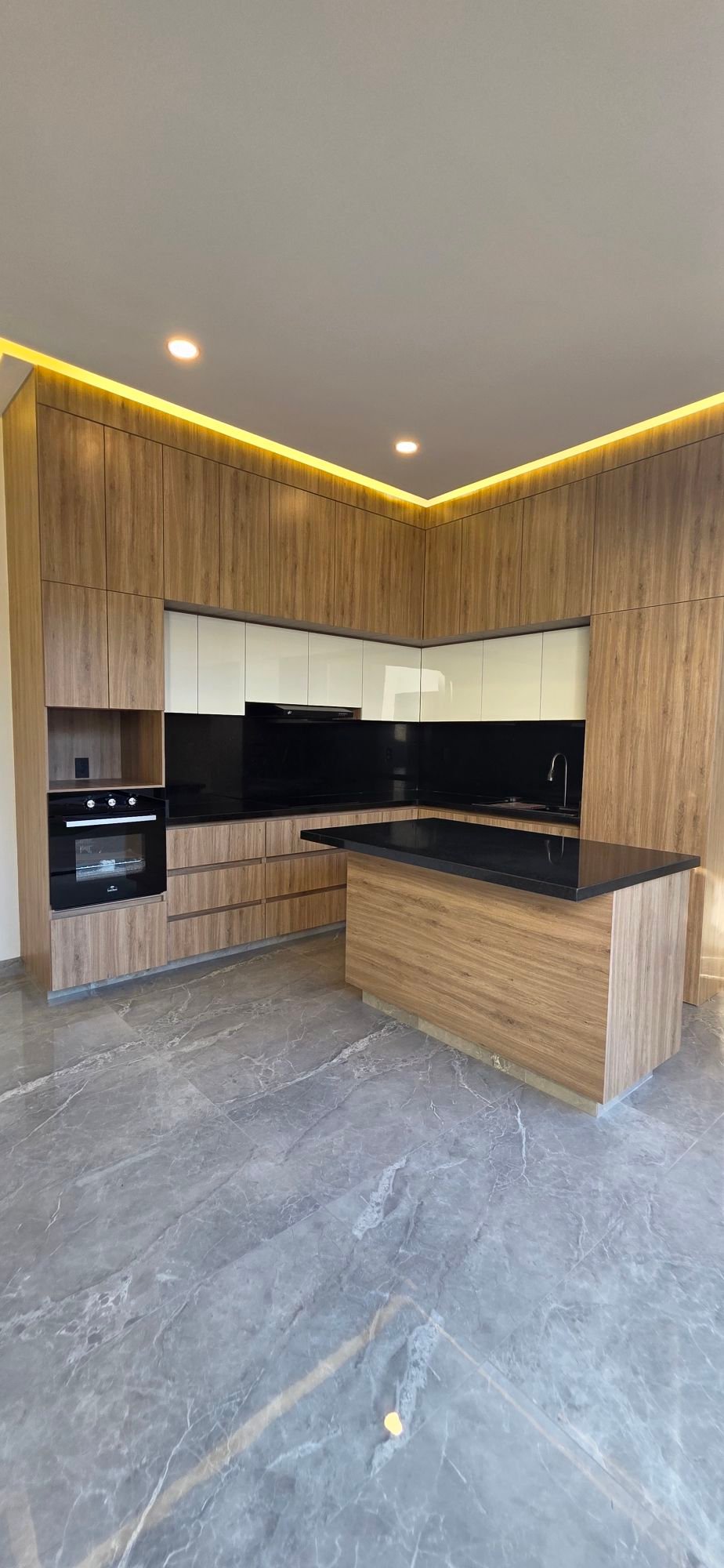 Cocina integral moderna con isla en casa en venta El Mayorazgo La Gavia León Gto