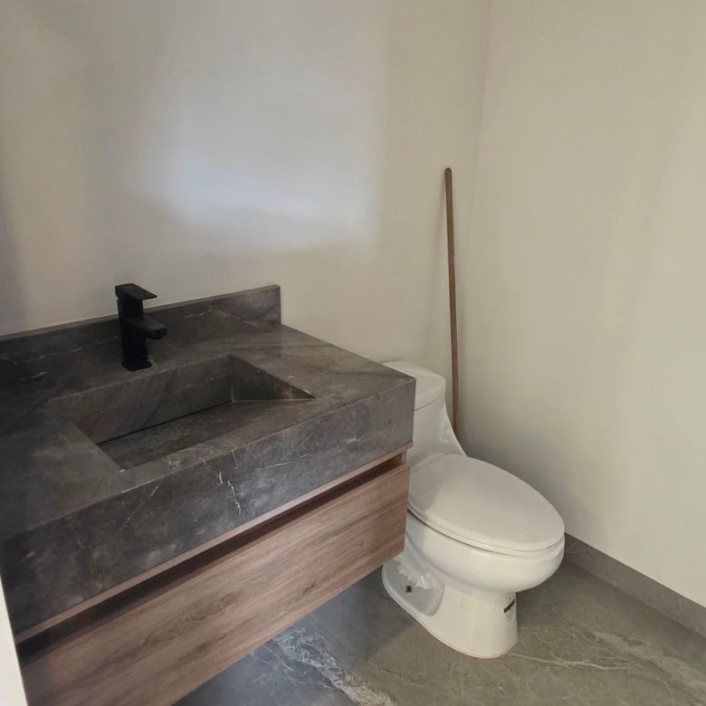Medio baño con acabados modernos en casa en venta El Mayorazgo La Gavia León Gto