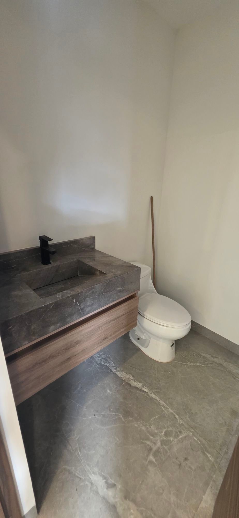 Medio baño con acabados modernos en casa en venta El Mayorazgo La Gavia León Gto