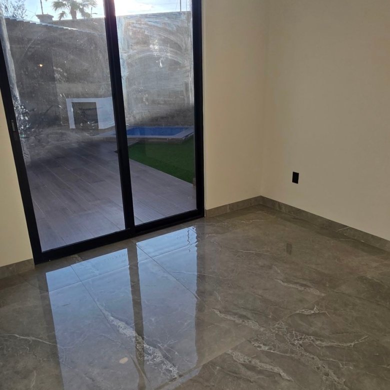 Habitación con ventanal y luz natural en casa en venta El Mayorazgo La Gavia León Gto