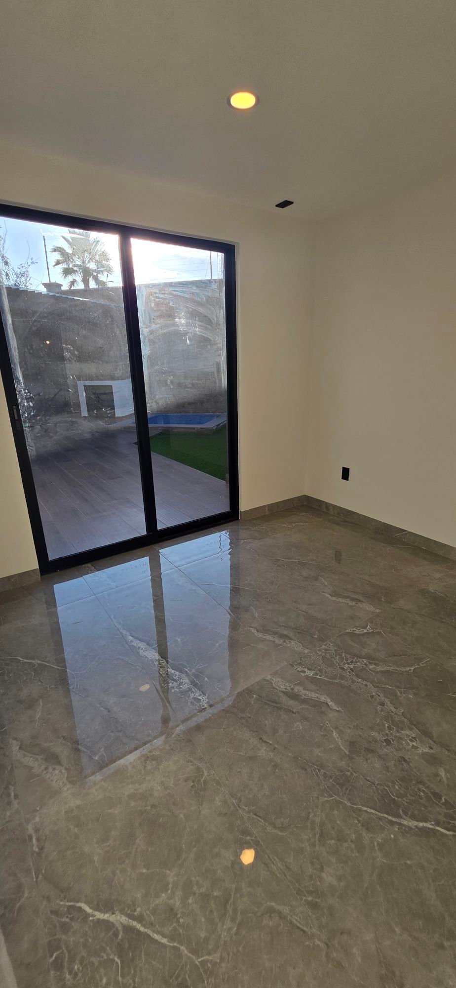 Habitación con ventanal y luz natural en casa en venta El Mayorazgo La Gavia León Gto