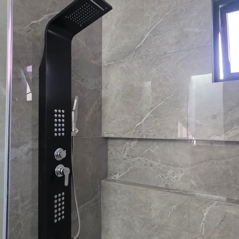 Regadera y torre de ducha moderna en casa en venta El Mayorazgo La Gavia León Gto