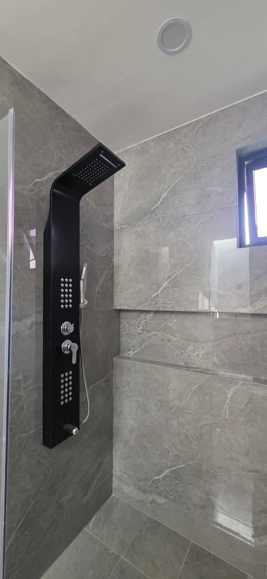 Regadera y torre de ducha moderna en casa en venta El Mayorazgo La Gavia León Gto