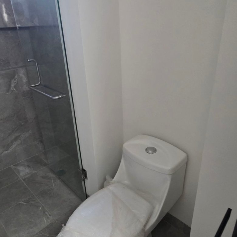 Sanitario y baño moderno en casa en venta El Mayorazgo La Gavia León Gto