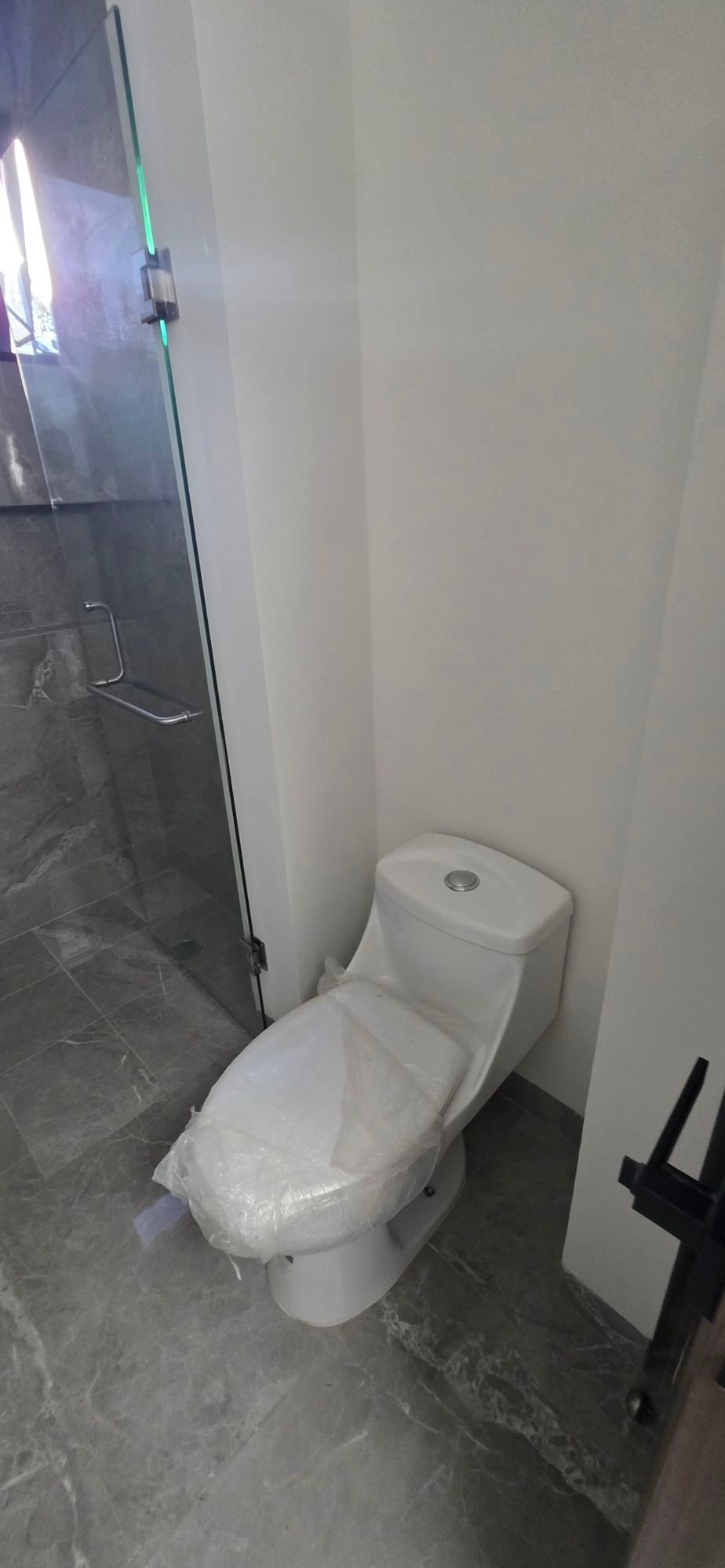 Sanitario y baño moderno en casa en venta El Mayorazgo La Gavia León Gto