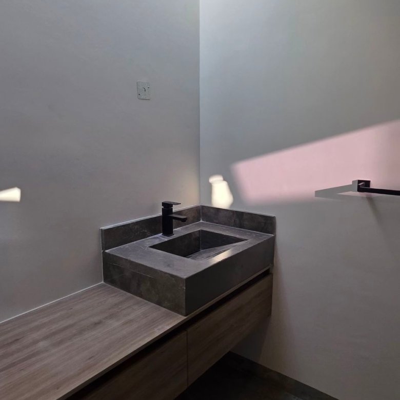 Lavabo y acabados modernos en casa en venta El Mayorazgo La Gavia León Gto