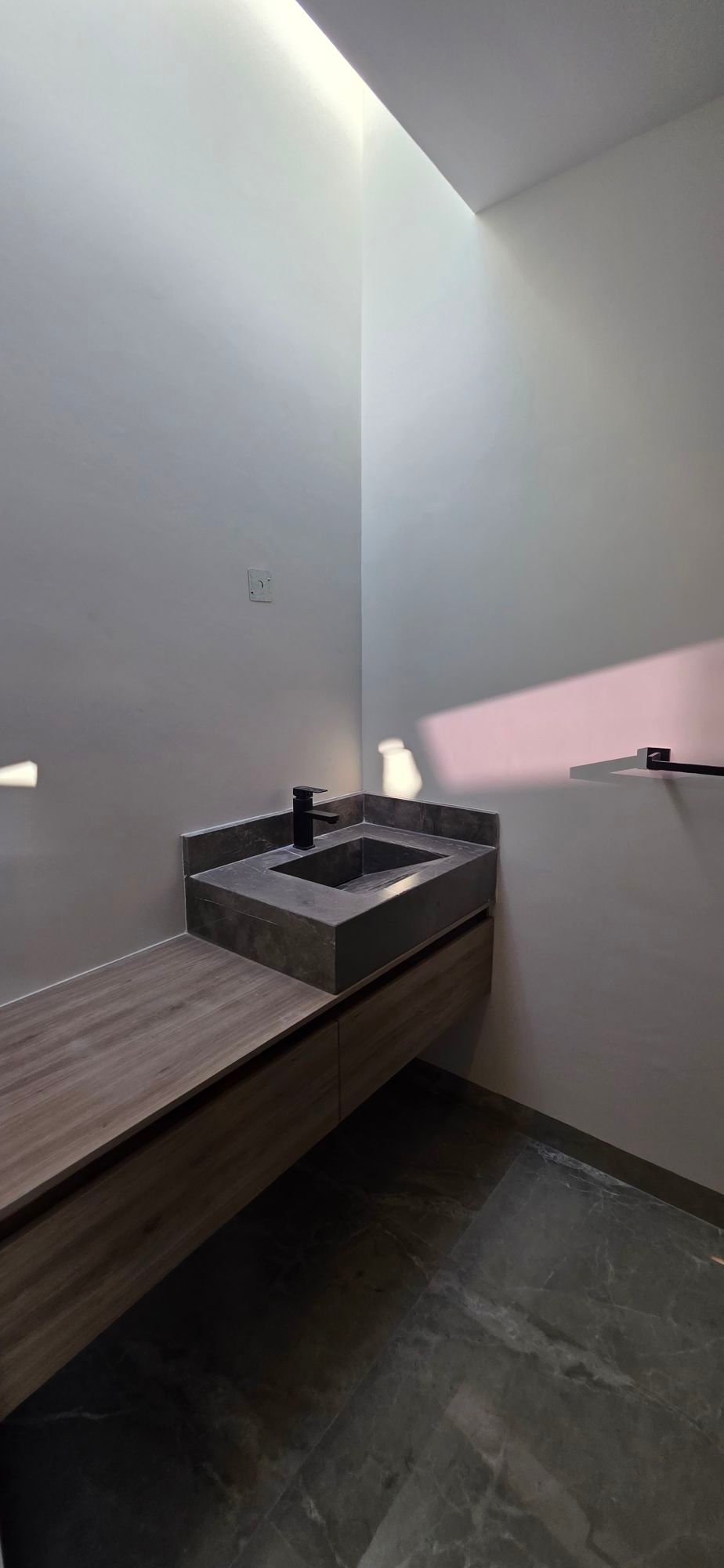 Lavabo y acabados modernos en casa en venta El Mayorazgo La Gavia León Gto