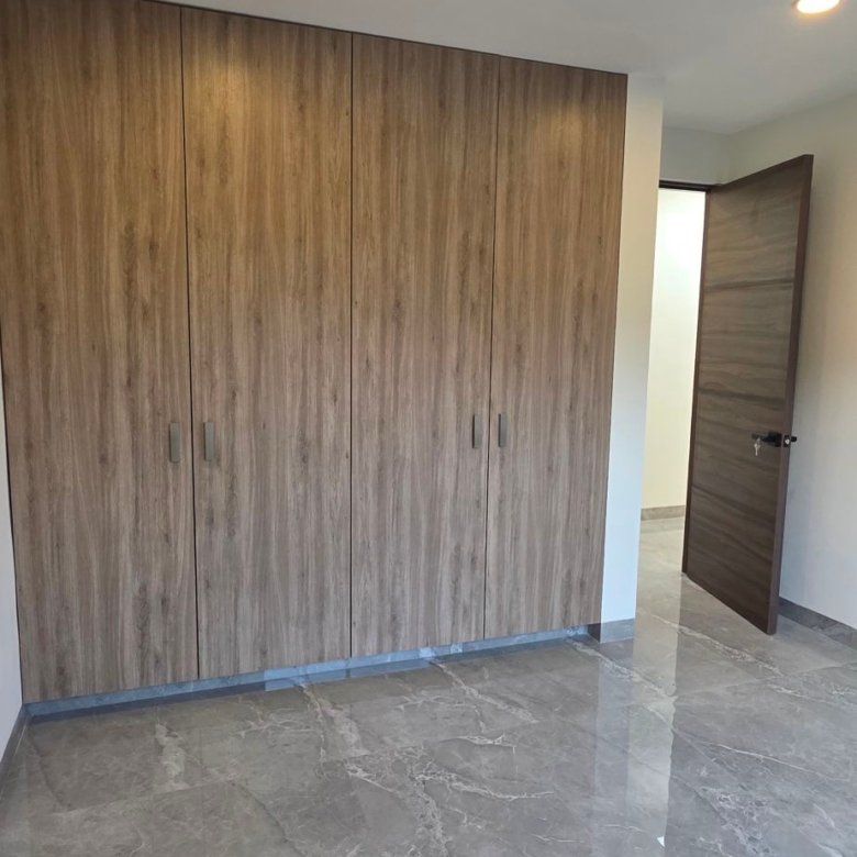 Recámara con clóset de madera en casa en venta El Mayorazgo La Gavia León Gto