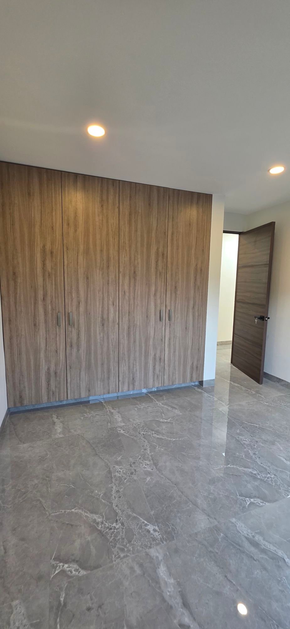 Recámara con clóset de madera en casa en venta El Mayorazgo La Gavia León Gto