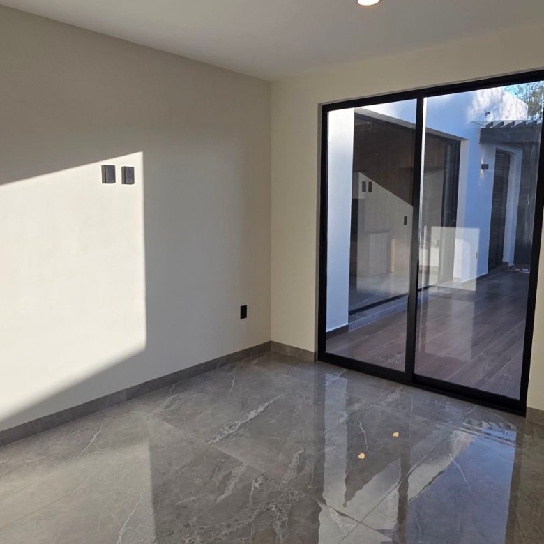 Recámara iluminada con ventanal en casa en venta El Mayorazgo La Gavia León Gto