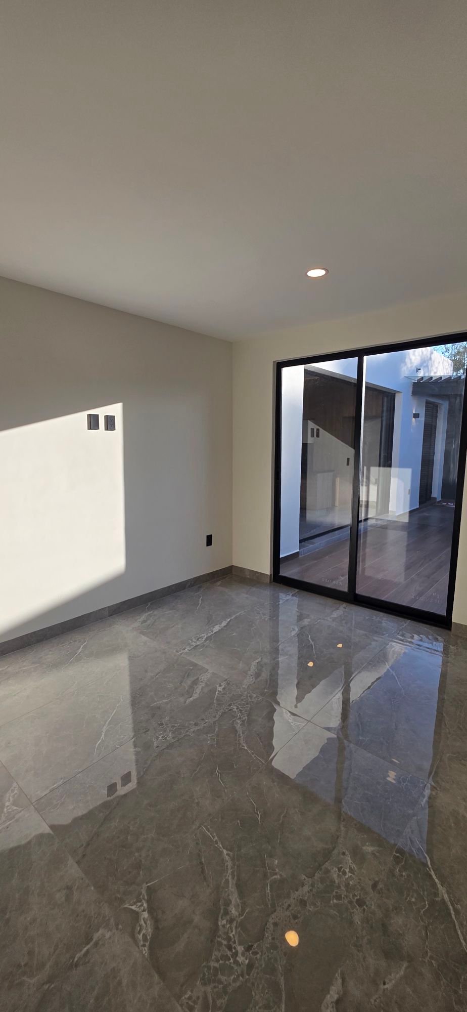 Recámara iluminada con ventanal en casa en venta El Mayorazgo La Gavia León Gto