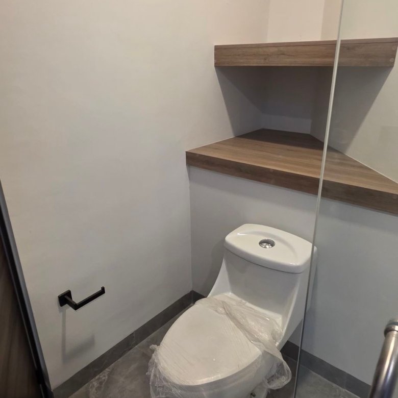 Medio baño con acabados modernos en casa en venta El Mayorazgo La Gavia León Gto