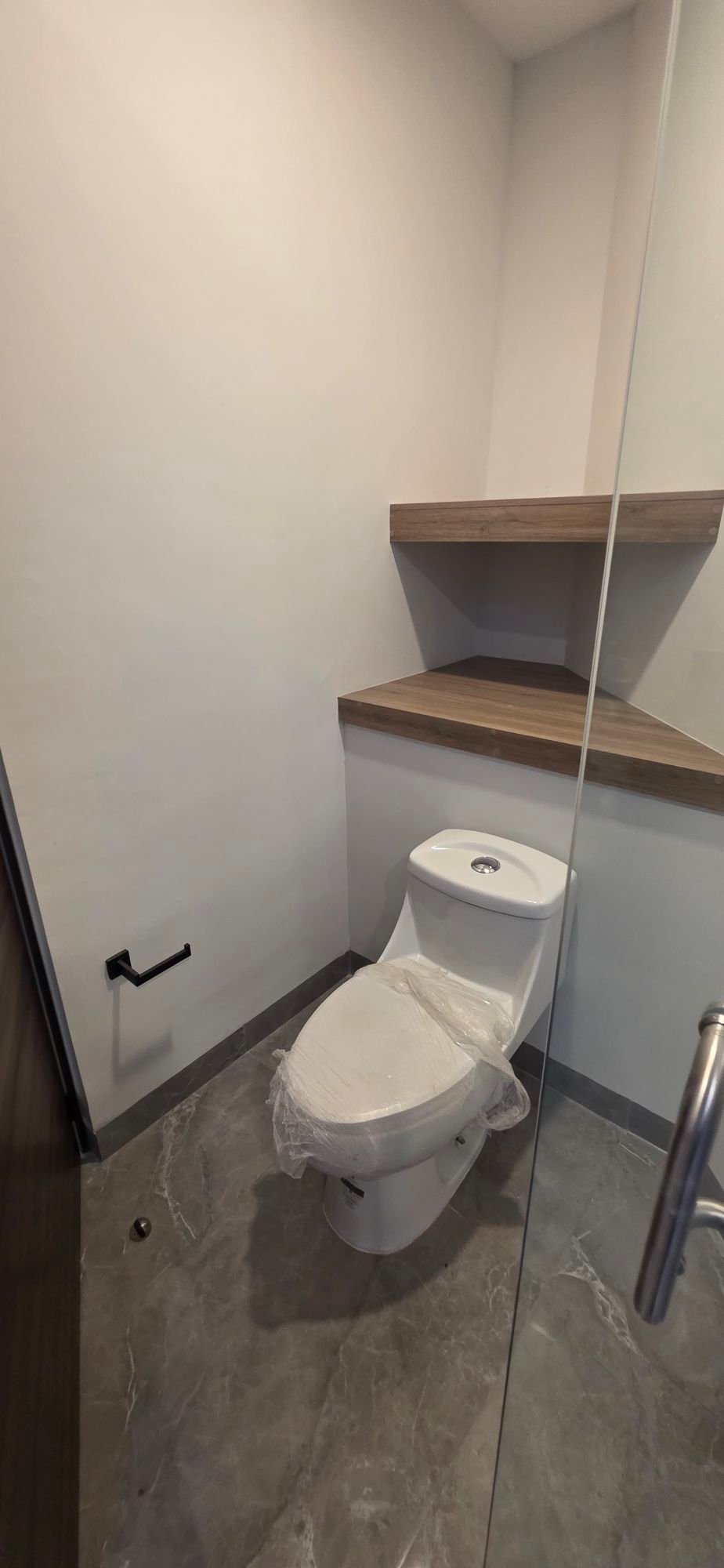 Medio baño con acabados modernos en casa en venta El Mayorazgo La Gavia León Gto