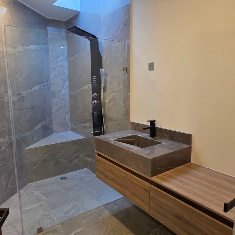 Baño completo con acabados de lujo en casa en venta El Mayorazgo La Gavia León Gto