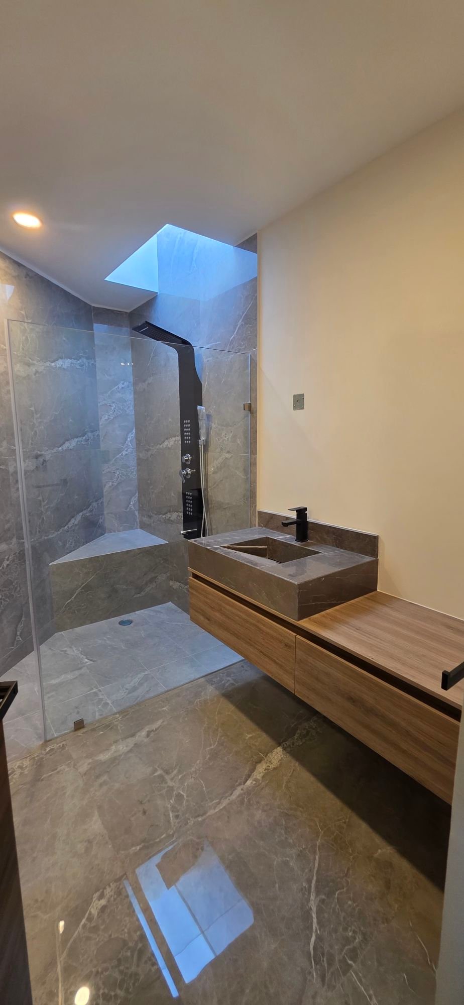 Baño completo con acabados de lujo en casa en venta El Mayorazgo La Gavia León Gto
