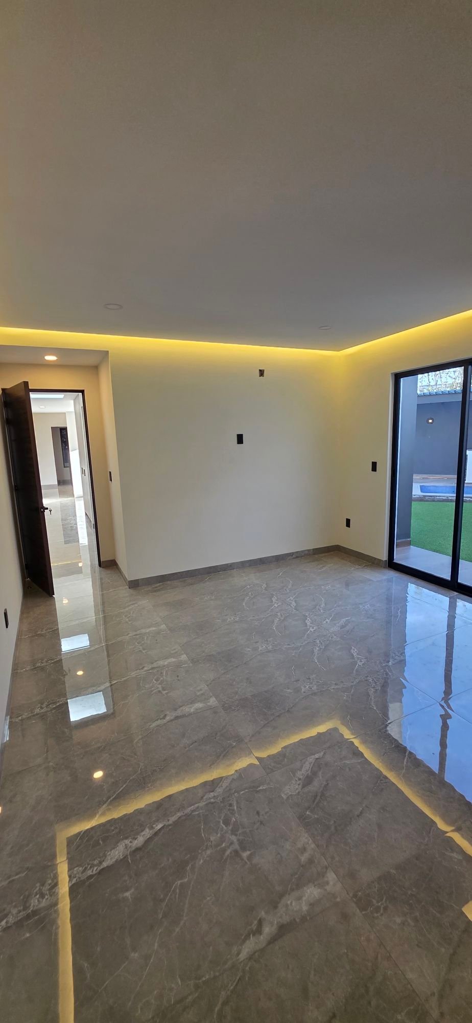Sala y estancia interior con iluminación LED en casa en venta El Mayorazgo La Gavia León Gto