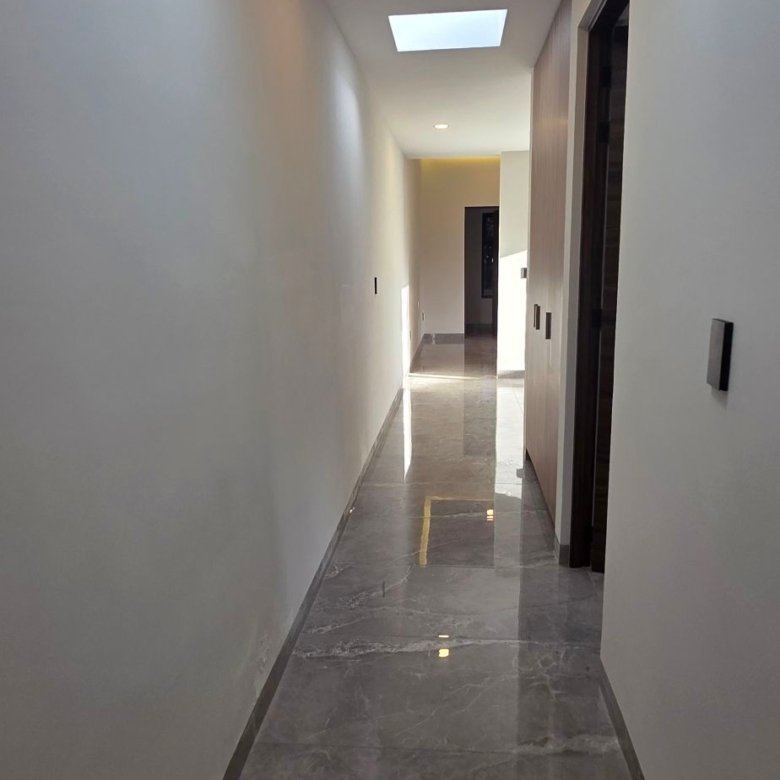 Pasillo distribuidor con iluminación natural en casa en venta El Mayorazgo La Gavia León Gto