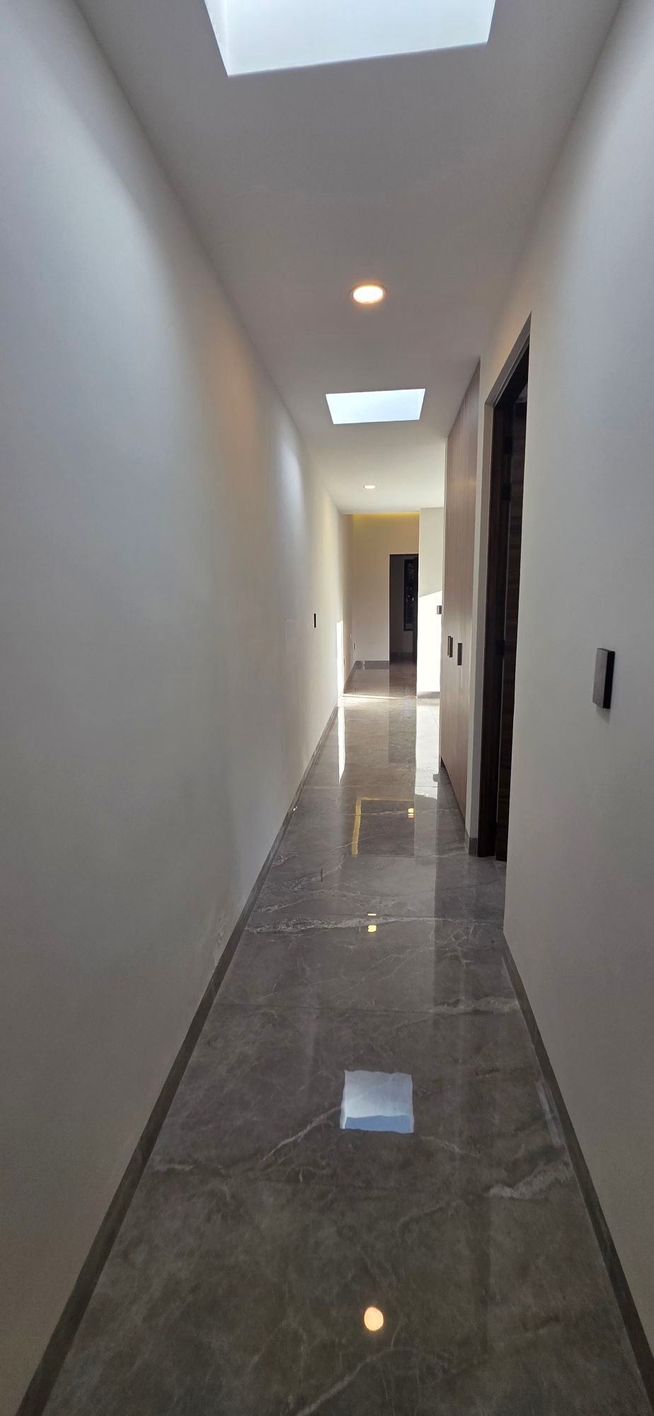 Pasillo distribuidor con iluminación natural en casa en venta El Mayorazgo La Gavia León Gto