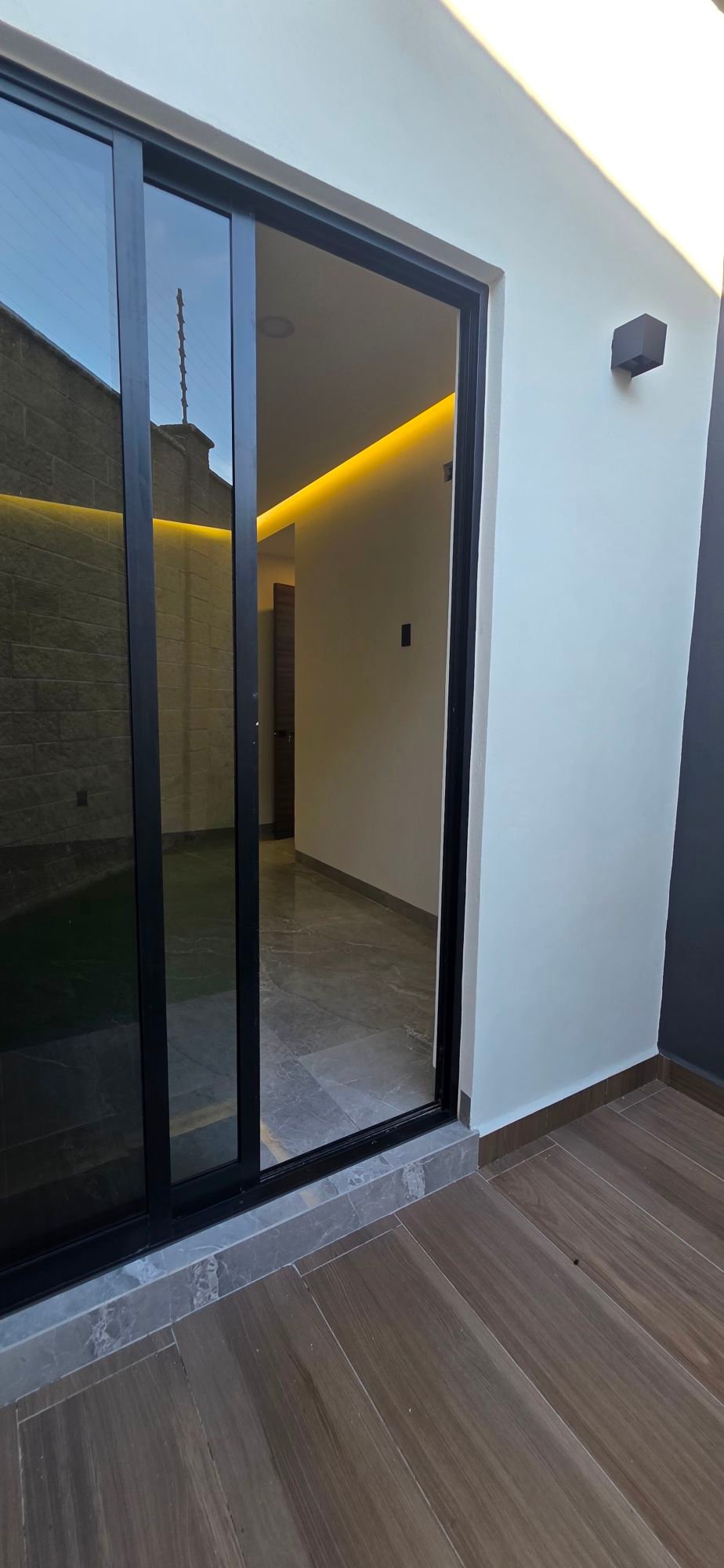 Acceso a terraza y jardín en casa en venta El Mayorazgo La Gavia León Gto