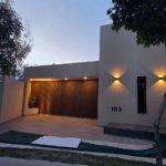 fachada iluminada de casa en venta en el mayorazgo privada la gavia león gto