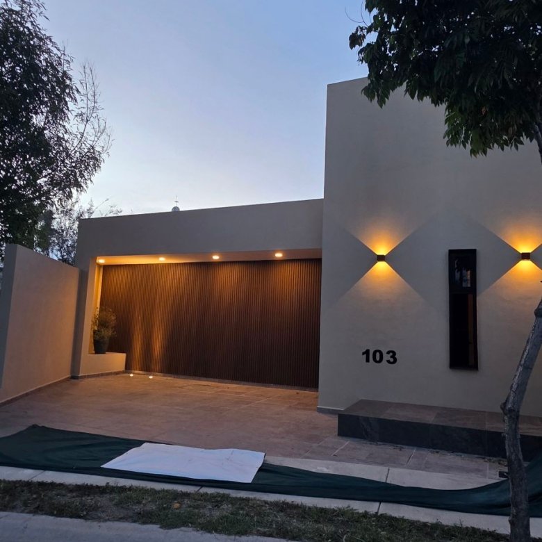 Fachada iluminada de casa en venta en El Mayorazgo Privada La Gavia León Gto
