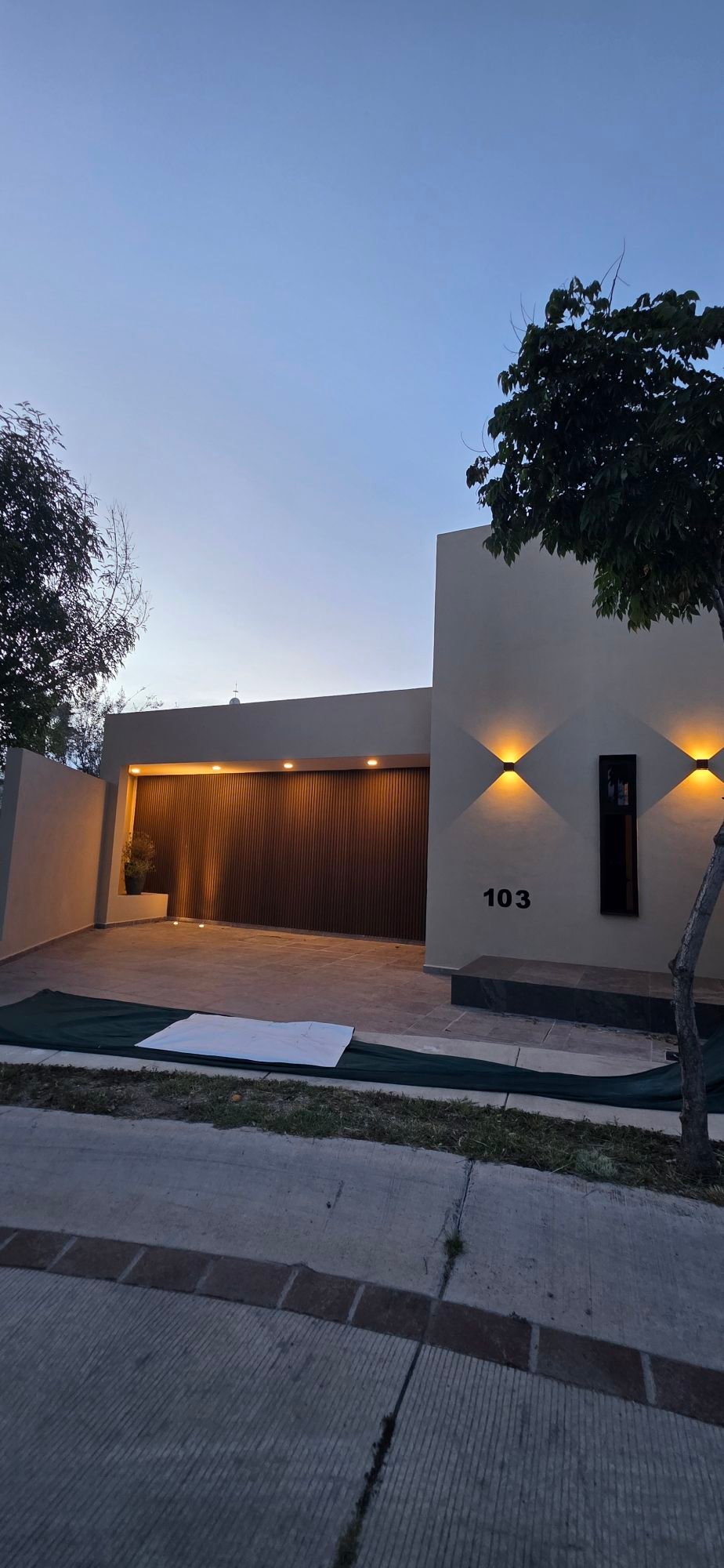 Fachada iluminada de casa en venta en El Mayorazgo Privada La Gavia León Gto