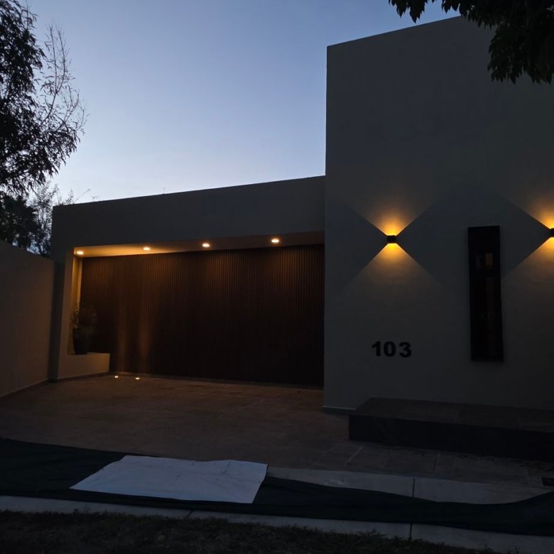 Vista nocturna de fachada de casa en venta en El Mayorazgo Privada La Gavia León Gto