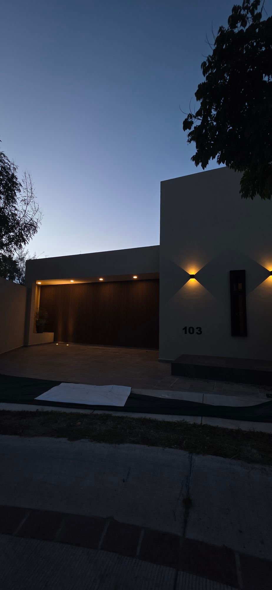 Vista nocturna de fachada de casa en venta en El Mayorazgo Privada La Gavia León Gto