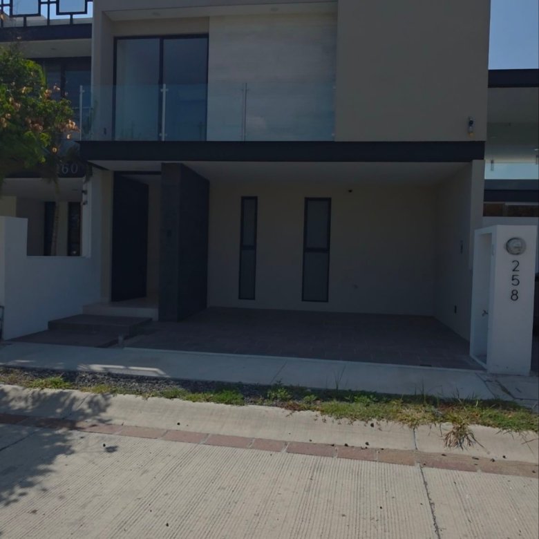 Fachada principal y cochera de casa en venta en Mayorca Residencial León Gto