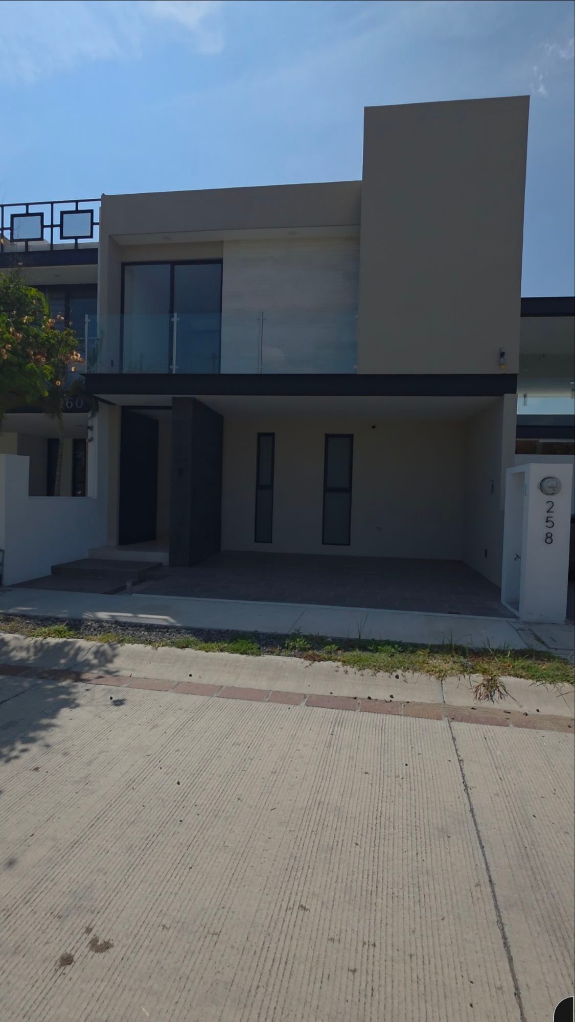 Fachada principal y cochera de casa en venta en Mayorca Residencial León Gto