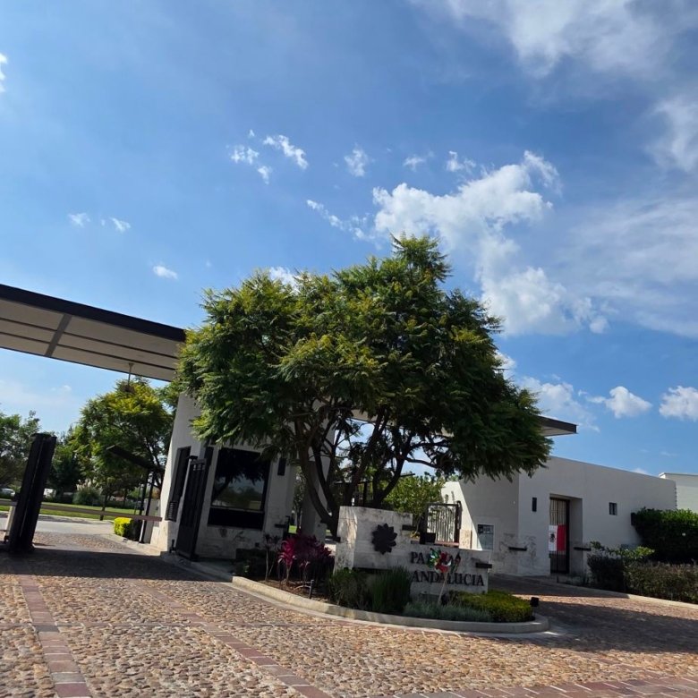 Acceso a Palma Andalucía en casa en venta Mayorca Residencial León